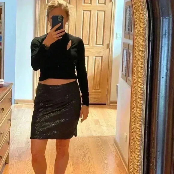 Black Sequin Halogen Mini Skirt Size 4P - Picture 6 of 7